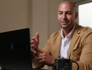 Oliver Martin Biography 12 OLIVER MARTIN Oliver Martin – Zurich-based author and expert on modern personal development